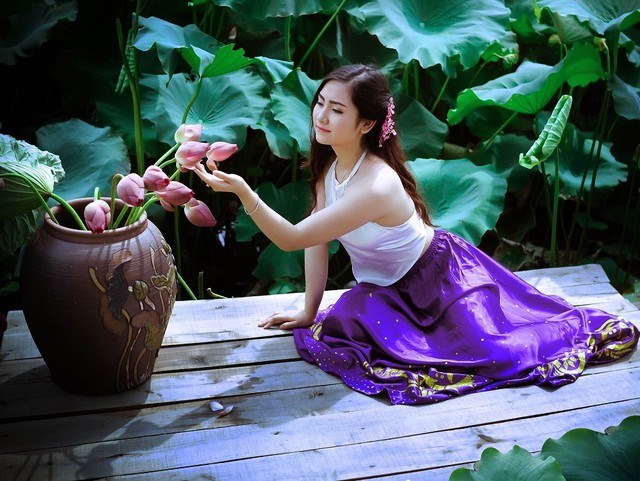 Ảnh[-]đẹp[-]thiếu[-]nữ[-]khoe[-]sắc[-]bên[-]hoa[-]sen[-]